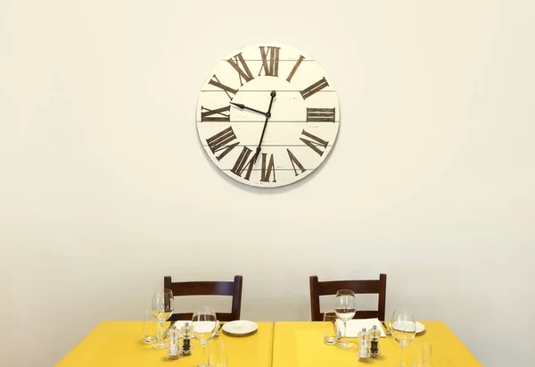 Dining table and clock on the wall, nobody — Stock Photo, Image