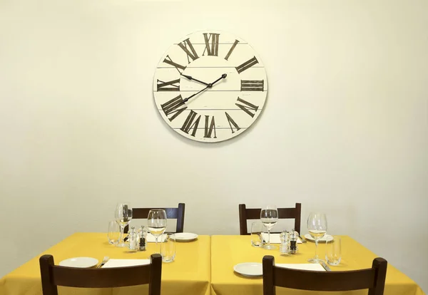 Jídelní stůl a hodiny na stěně, nikdo — Stock fotografie