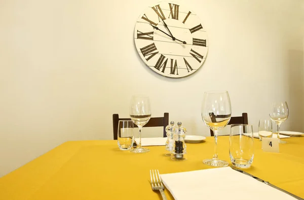 Yemek masası ve duvardaki saati kimse — Stok fotoğraf