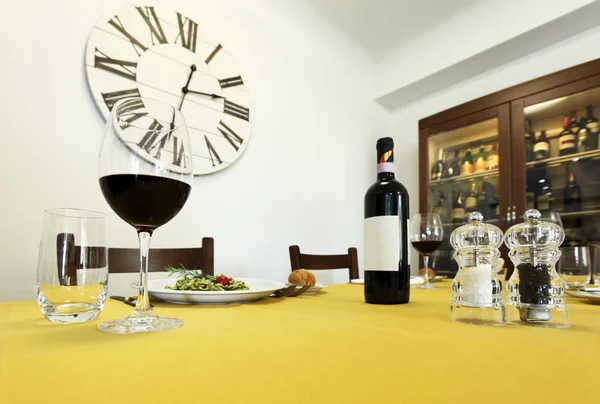 Mesa de comedor y reloj — Foto de Stock