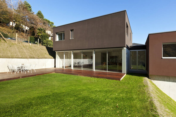 Современный дом, открытый
