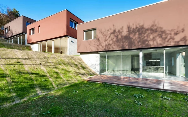 Modern villa, güneşli bir günde dış — Stok fotoğraf