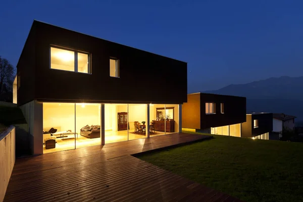 Modern house by night — Stock Photo, Image