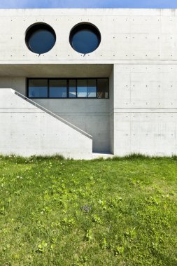 modern evde güzel: Çimento, açık, cephe