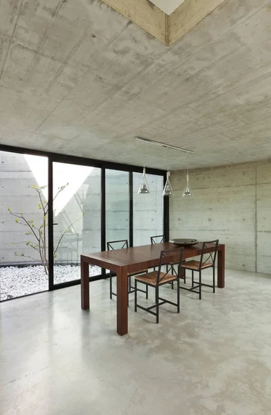 Bela Casa Moderna Cimento Interior Mesa Jantar Madeira — Fotografia de Stock