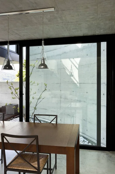 Bela Casa Moderna Cimento Interior Mesa Jantar Madeira — Fotografia de Stock
