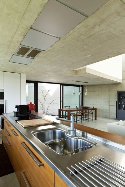 セメント インテリア 木製の台所島の美しい近代的な家 — ストック写真