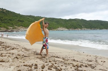 Sahilde küçük çocuk portresi