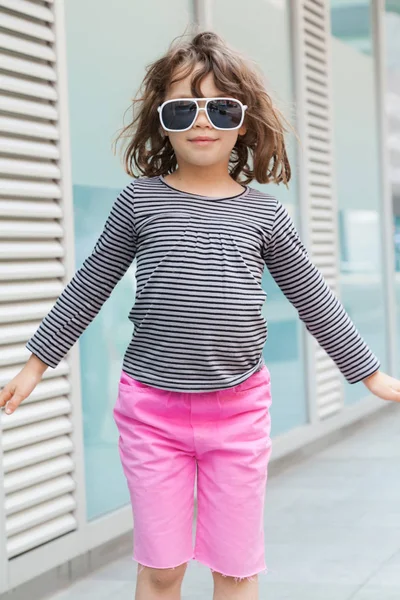 Retrato de niña con gafas de sol —  Fotos de Stock