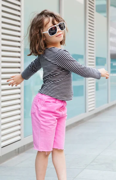 Retrato de niña con gafas de sol — Foto de Stock
