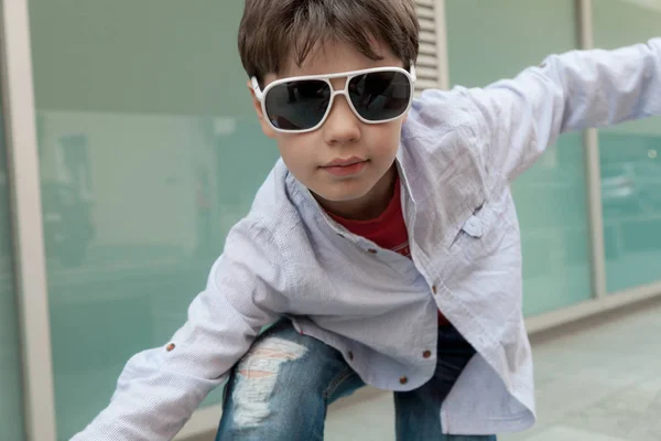 Προσωπογραφία αγοριού με γυαλιά ηλίου — Φωτογραφία Αρχείου