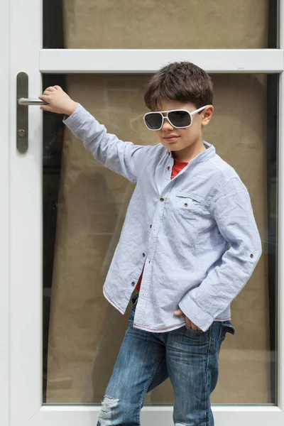 Retrato de niño con gafas de sol — Foto de Stock