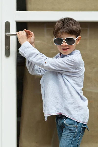 Portret van jongen met zonnebril — Stockfoto