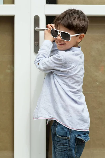 Portret van jongen met zonnebril — Stockfoto