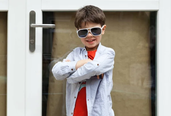 Retrato de menino com óculos de sol — Fotografia de Stock
