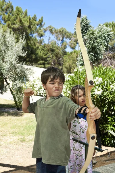 Retrato Niño Tiro Con Arco Aire Libre — Foto de Stock