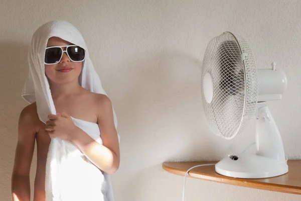 Menino com ventilador — Fotografia de Stock