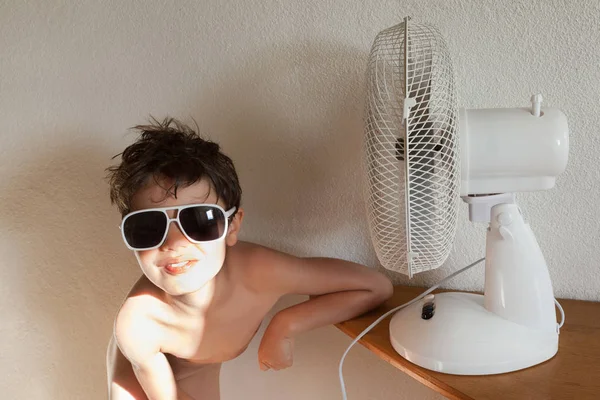 Menino com ventilador — Fotografia de Stock