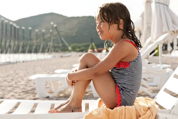 Kleines Mädchen Sitzt Auf Einem Liegestuhl Strand — Stockfoto