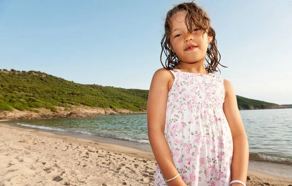 海滩上的女孩的肖像 — 图库照片
