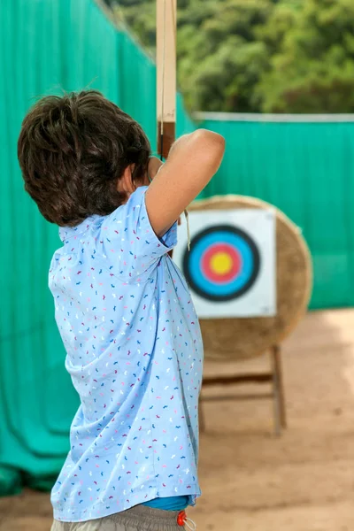 Retrato Niño Tiro Con Arco Visión Trasera — Foto de Stock