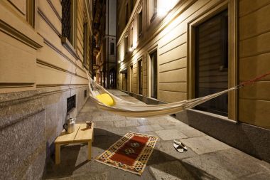 şehir merkezine, gece sahne yolda hamak