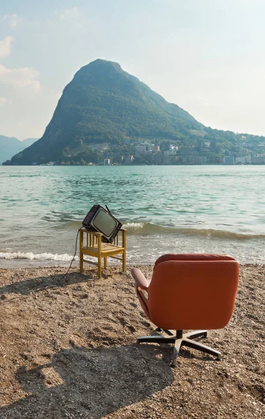 Vintage objects on the lake shore — Stock Photo, Image