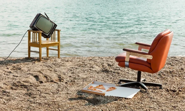 Vintage objecten op de oever van het meer — Stockfoto