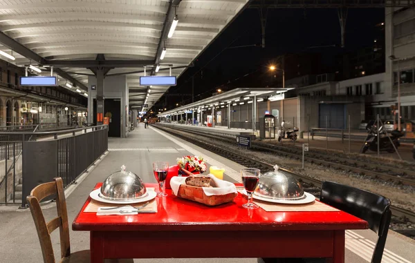 Table Dressée Pour Deux Personnes Sur Trottoir Une Gare Extérieur — Photo
