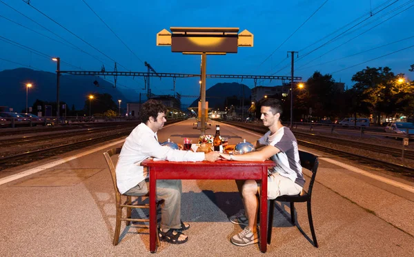 Portrait Couple Men Dinner Station — Stock Photo, Image