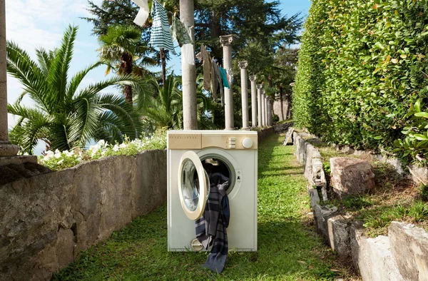 washing machine at the park, decontestualization of the object