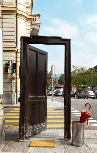 Vecchia Porta Aperta Città Scena Surreale — Foto Stock