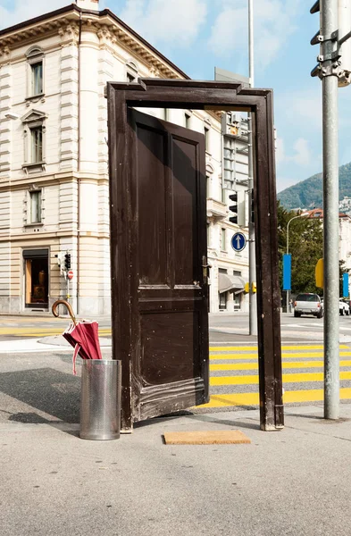 老门开在城市 超现实主义的场景 — 图库照片