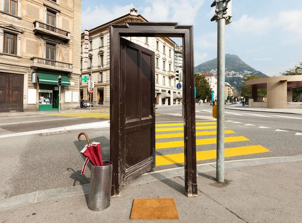 Vieja Puerta Abierta Ciudad Escena Surrealista — Foto de Stock