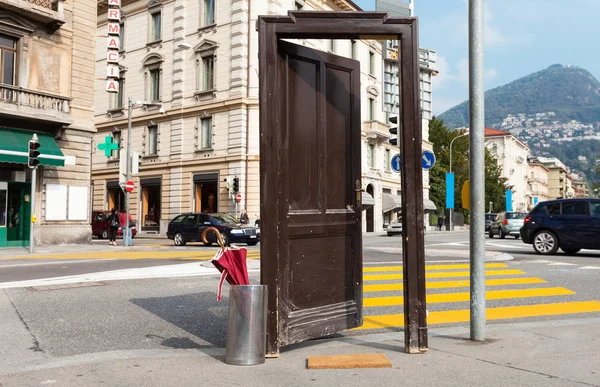 Vieja Puerta Abierta Ciudad Escena Surrealista — Foto de Stock