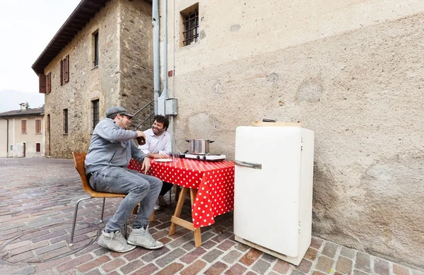 Mesa Jantar Com Geladeira Uma Rua Aldeia — Fotografia de Stock