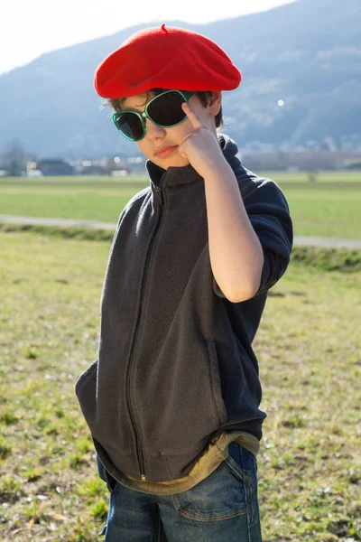 Pojke med röda Bask — Stockfoto