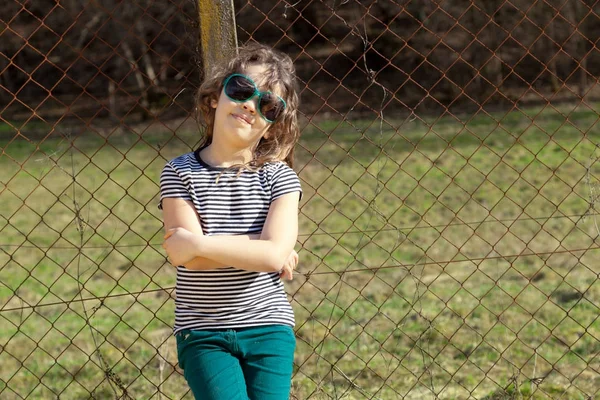 Bambina con occhiali moda — Foto Stock