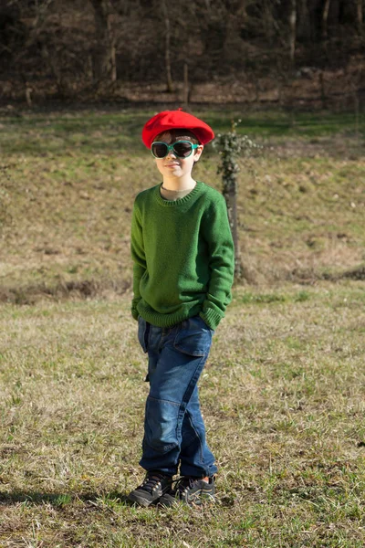 Αγόρι με κόκκινο Βάσκος — Φωτογραφία Αρχείου