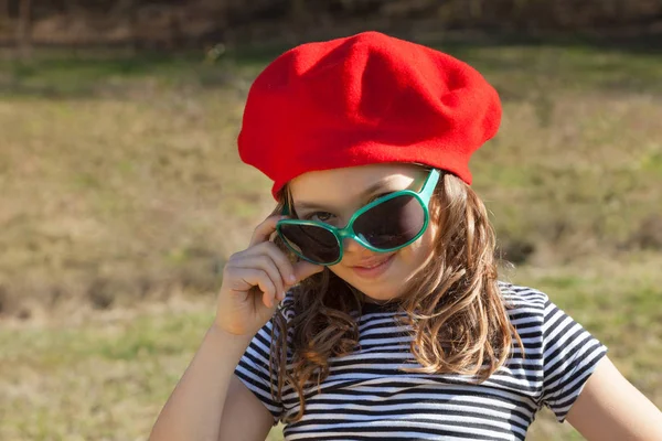 Chica con un vasco rojo —  Fotos de Stock
