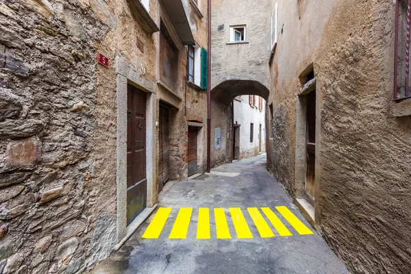 Konzept der Kontextualisierung, Zebrastreifen in einer kleinen Gasse — Stockfoto