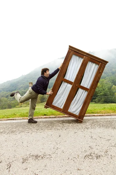 Man moves cabinets, is making a move — Stock Photo, Image