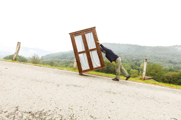 El hombre mueve los gabinetes, está haciendo un movimiento — Foto de Stock