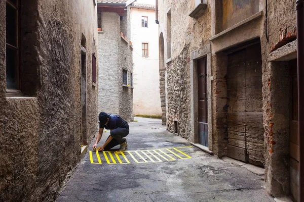 Bağlamlarını, küçük bir arka sokakta zebra geçiş kavramı — Stok fotoğraf