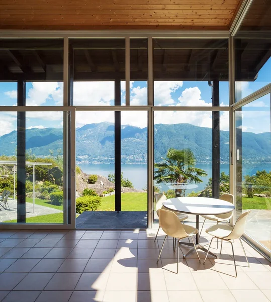 Arquitectura, interior con vista al paisaje — Foto de Stock