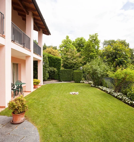 House with garden — Stock Photo, Image