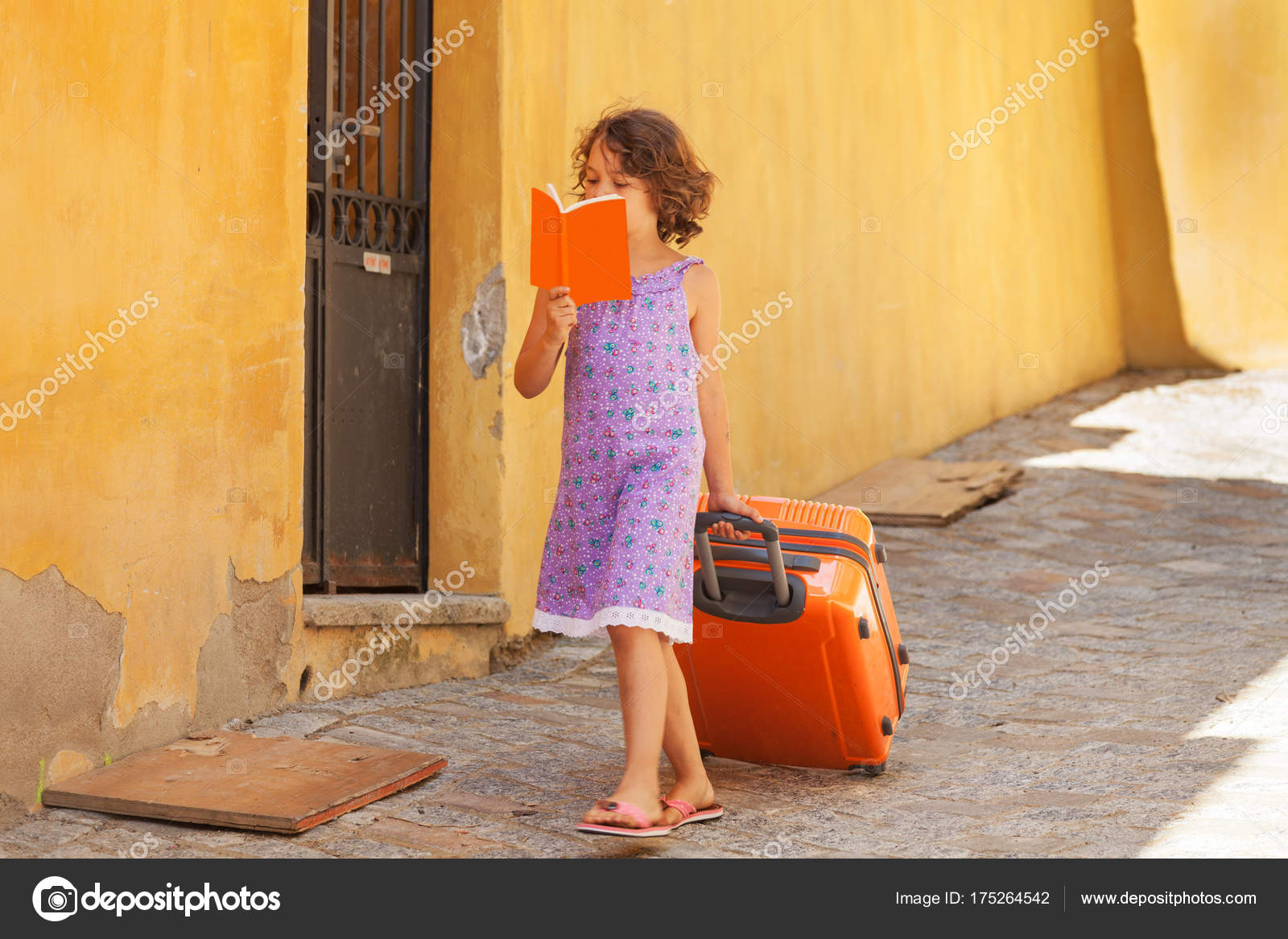 Kind Kommt Nach Hause Aus Dem Urlaub Mit Buch Stockfoto