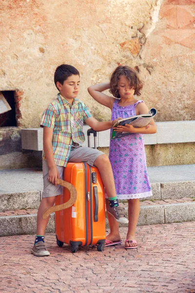 Junges Paar mit Koffer im Freien — Stockfoto