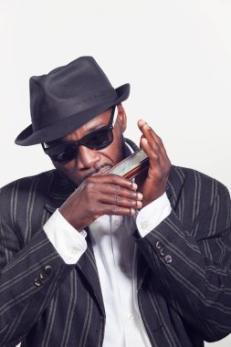 Müzisyen mızıka çalıyor