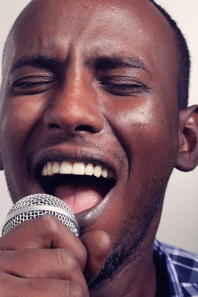 Afrikalı şarkıcı mikrofon ile — Stok fotoğraf